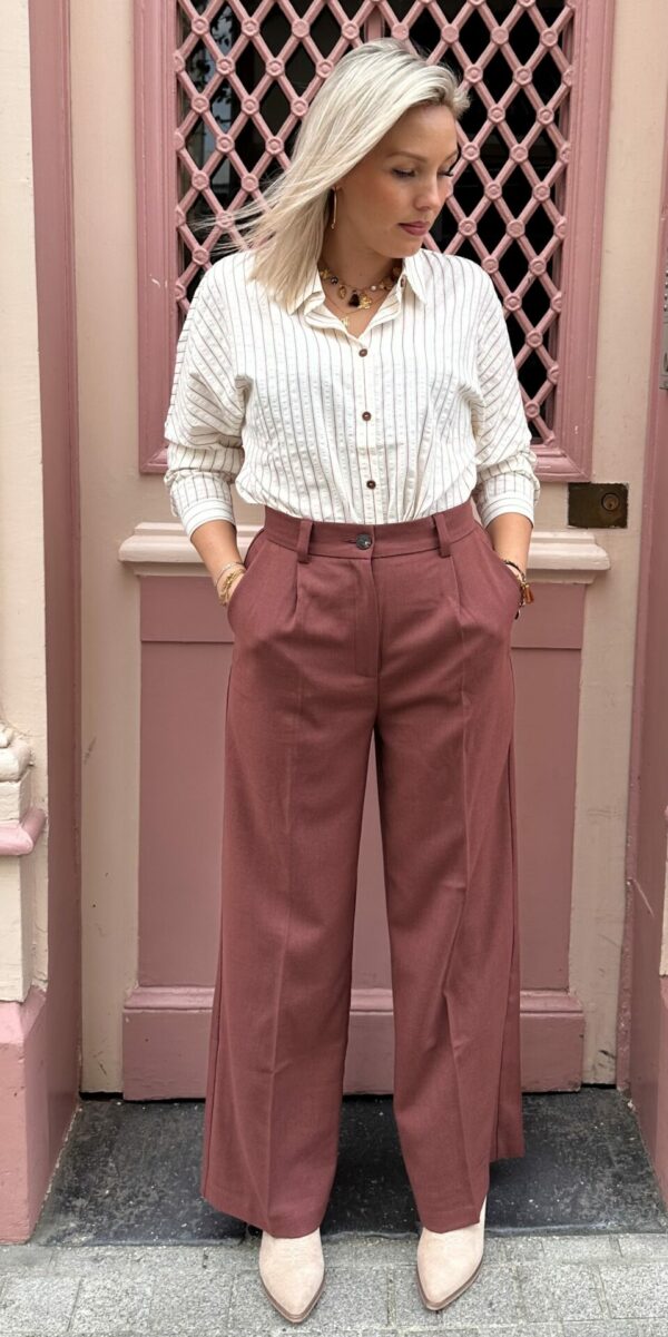 Chemise écru à rayures bordeaux porté avec un pantalon bordeaux droit et les bottes TIAGO beige