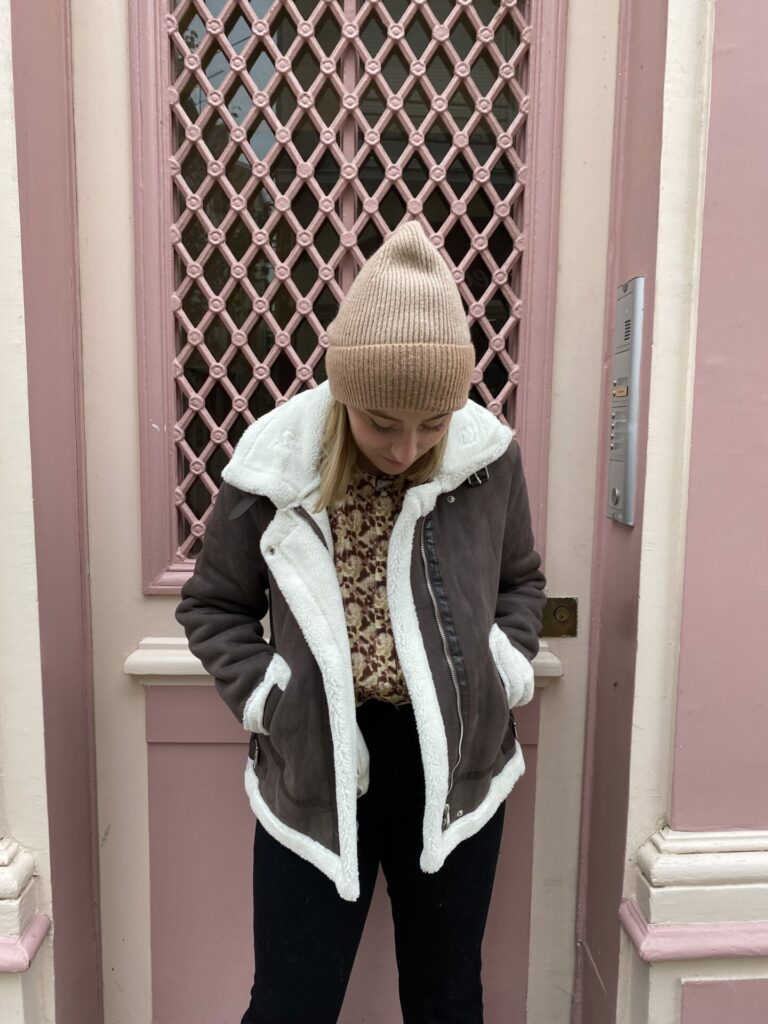 Veste marron et beige avec sa fourrure rassurante pour ces petits temps frais