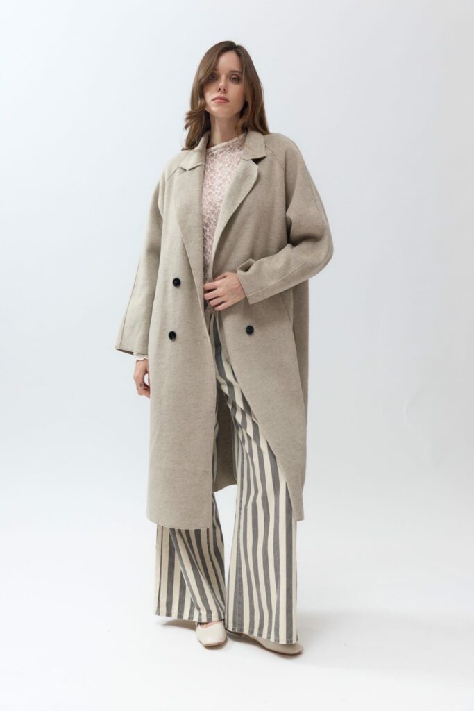 Manteau long taupe à boutons